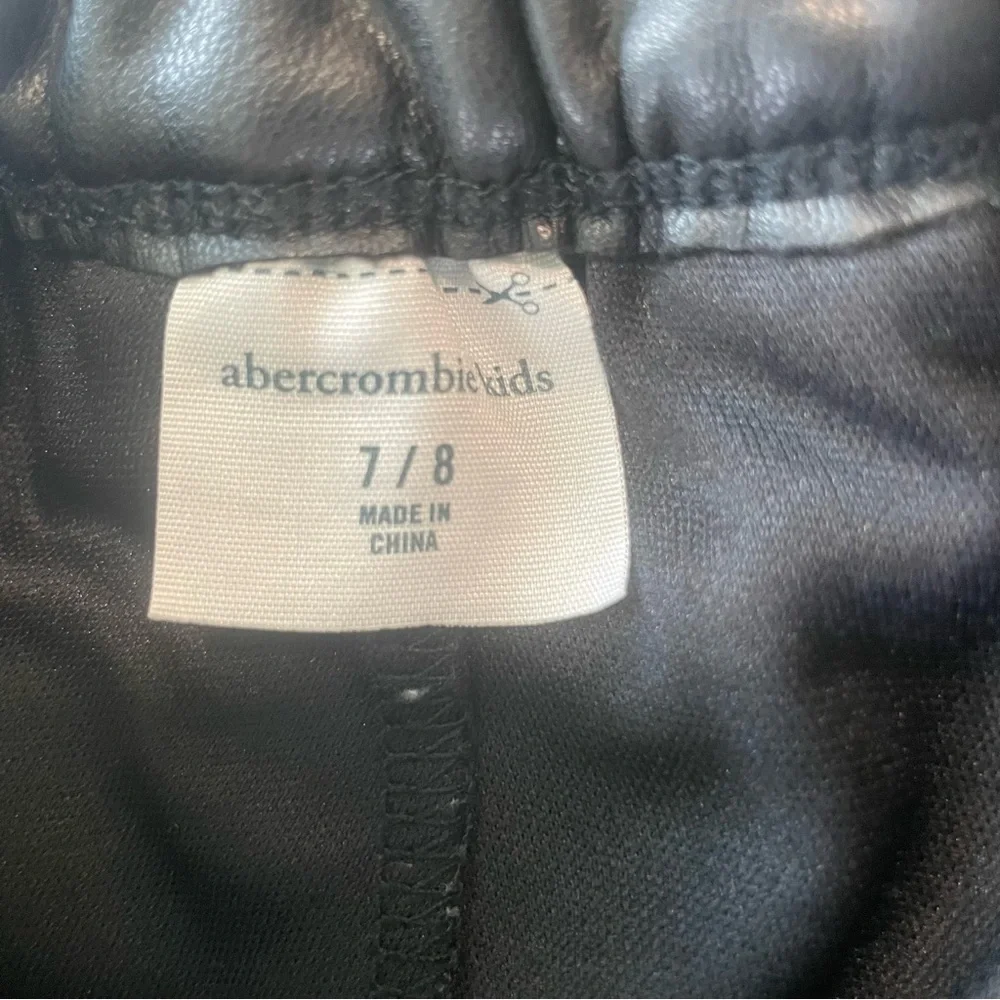 Abercrombie Kids Girls Faux Leather Pleated Mini Skirt | Black‎ | Size 7/8